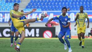 Persib-Bandung-Thom-Haye-Arema-FC-Johan-Ahmat-Farizi-Stadion-Kanjuruhan.jpg