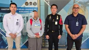 Petugas-Imigrasi-Blitar-mengawal-proses-deportasi-WNA-Malaysia-Kamis-9102025.jpg