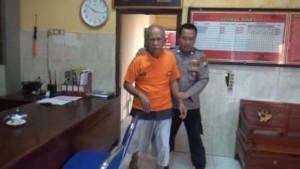 Polisi-mengamankan-Hasyim-Hamid-di-Mapolsek-Balung-Jember-Jawa-Timur-Sabtu.jpg