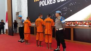 Polisi-menunjukkan-barang-bukti-dan-pelaku-kasus-pengeroyokan-di-Polres-Blitar-Kamis.jpg
