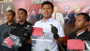 Polisi-menunjukkan-barang-bukti-yang-digunakan-mama-muda-memotong-tali-pusar-bayinya.jpg