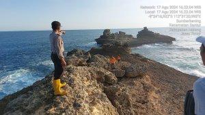 Polisi-olah-TKP-di-lokasi-terceburnya-pemancing-di-Pantai-Tanjung-Sirap-Kabupaten-Malang.jpg