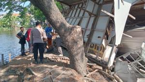 Polisi-saat-mendatangi-lokasi-kecelakaan-di-Jalan-Raya-Duduksampeyan-Kabupaten-Gresik.jpg