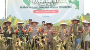 Polres-Blitar-panen-raya-jagung-di-lahan-binaan-seluas-29-hektar-di-Garum-dan-Panggungrejo.jpg
