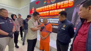 Polres-Kediri-saat-memperlihatkan-pelaku-penjual-miras-oplosan-akibatkan-tiga-korban-tewas.jpg