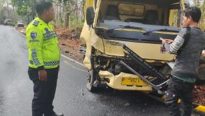 Polres-Situbondo-saat-melakukan-olah-TKP-di-lokasi-kecelakaan-di-Jalan-Raya-Hutan-Baluran.jpg