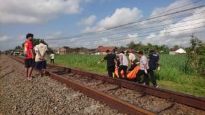Polres-Tulungagung-mengevakuasi-korban-yang-meninggal-dunia-karena-tertabrak-KA-Gajayana.jpg