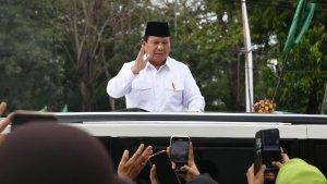 Prabowo-Subianto-menyapa-warga-usai-membuka-Kongres-XVIII-Muslimat-NU-Jatim-Expo-Surabaya.jpg