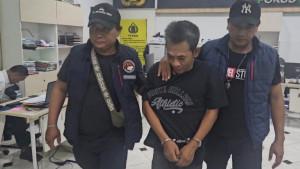 RESIDIVIS-Tersangka-pengedar-narkoba-saat-diringkus-petugas-Satresnarkoba-Polresta-Sidoarjo.jpg