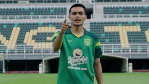Rachmat-Irianto-saat-diperkenalkan-menjadi-pemain-Persebaya-Surabaya-untuk-musim-20252026.jpg