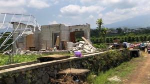 Rumah-Giripurno-Kota-Batu-porak-poranda-usai-diterjang-hujan-lebat-dan-angin-kencang.jpg