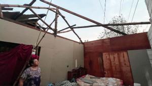 Rumah-warga-rusak-parah-diterjang-angin-mojokerto.jpg