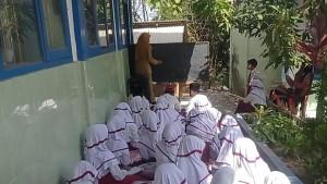 SDN-Gunung-Rancak-1-Kecamatan-Robatal-Kabupaten-Sampang-Madura-saat-belajar-di-teras.jpg