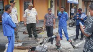 Satpol-PP-Dinas-PUPR-dan-PDAM-Tirta-Dhaha-Kota-Kediri-ngecek-hydrant.jpg