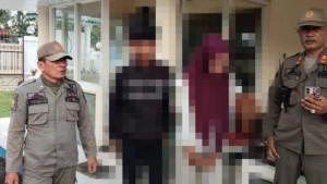 Satpol-PP-Kabupaten-Jombang-mengamankan-dua-sejoli-bermesraan-di-Alun-alun.jpg
