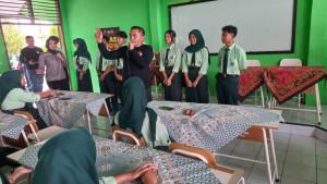Satresnarkoba-Polres-Kediri-mengajak-ratusan-pelajar-SMAN-1-Ngadiluwih-untuk-menjauhi-narkoba.jpg