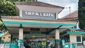 Sejumlah-pelajar-di-SMP-Negeri-1-Kota-Batu-keracunan-akibat-menu-Makan-Bergizi-Gratis-MBG.jpg
