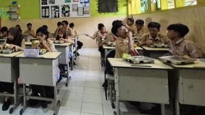 Siswa-SMP-Negeri-2-Kota-Malang-saat-menyantap-hidangan-MBG-yang-dipasok-oleh-SPPG-Lanal-Malang.jpg