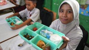 Siswa-menunjukan-menu-Makan-Bergizi-Gratis-MBG-di-SDN-Lowokwaru-3-Kota-Malang.jpg