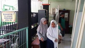 Siswi-SMPN-1-Boyolangu-Kabupaten-Tulungagung-keracunan-Makan-Bergizi-Gratis-MBG.jpg