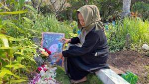 Siti-Mardiyah-57-menyiram-makan-anaknya-Mitha-Maulidia-yang-menjadi-korban-Tragedi-Kanjuruhan.jpg
