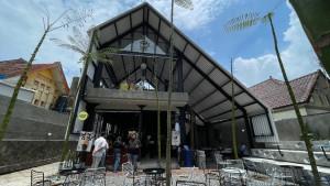 Suasana-Kafe-Nako-Kompas-Malang-di-Jalan-Sultan-Agung-Nomor-4-Kota-Malang-Senin-27102025.jpg