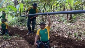 TNI-dan-warga-membangun-jaringan-pipanisasi-di-Desa-Lebakharjo-Ampelgading-Kabupaten-Malang.jpg