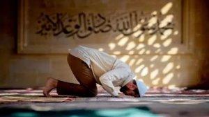 Tata-Cara-Sholat-Tahajud-Sendiri-di-Rumah-Saat-Malam-Jumat-Serta-Waktu-Terbaik-Melaksanakannya.jpg