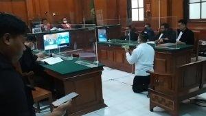 Terdakwa-Suko-Sutrisno-saat-bersimpuh-di-depan-hakim.jpg
