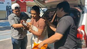 Tersangka-digelandang-ke-Polres-Bangkalan-usai-ditangkap-di-semak-semak.jpg