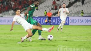 Timnas-Indonesia-berebut-bola-dengan-pemain-Arab-Saudi.jpg