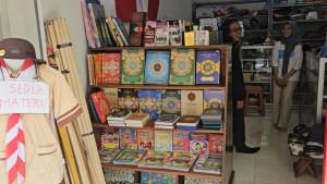 Toko-buku-dan-kitab-di-Pasar-Pon-Kelurahan-Sumbergedong-Kabupaten-Trenggalek.jpg
