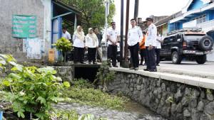 Wali-Kota-Blitar-Syauqul-Muhibbin-atau-Mas-Ibin-cek-saluran-air-pasca-hujan-deras-Rabu.jpg