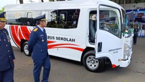 Wali-Kota-Blitar-Syauqul-Muhibbin-melihat-mobil-elf-bantuan-dari-Kemenhub-sekolah-gratis.jpg