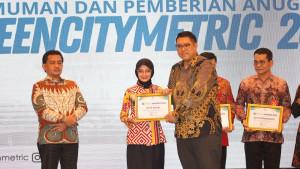 Wali-Kota-Kediri-Vinanda-Prameswati-penghargaan-UI-Green-Metric-Vishnu-Juwono.jpg