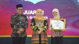 Wali-Kota-Kediri-Vinanda-Prameswati-penghargaan-dari-Gubernur-Khofifah-Indar-Parawansa.jpg
