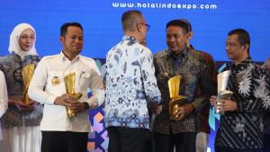 Wali-Kota-Malang-Wahyu-Hidayat-menerima-penghargaan-dari-Menteri-Perindustrian.jpg