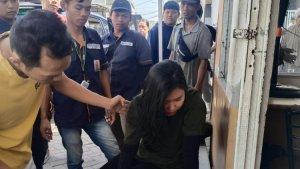 Wanita-asal-NTT-dibekuk-warga-setelah-melakukan-pembegalan-taksi-online-di-Surabaya.jpg