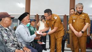 Warga-di-Kecamatan-Bumiaji-Kota-Batu-menerima-bantuan-Program-Keluarga-Harapan-PKH-Plus.jpg