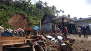 Warga-kerja-bakti-membersihkan-material-longsor-Desa-Tulungrejo-Kecamatan-Gandusari-Blitar.jpg