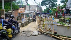 Warga-mendorong-sepeda-motornya-di-jalur-jembatan-bambu-Jembatan-Sonokembang-Kota-Malang.jpg