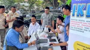 Warga-mengurus-Administrasi-Kependudukan-Dispendukcapil-Kota-Malang.jpg