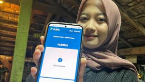 Warga-menunjukan-aplikasiSistem-Informasi-Pelayanan-Elektronik-Kota-Malang.jpg