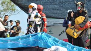 atlet-Kota-Batu-mengenakan-kostum-unik-saat-ikut-Batu-International-Sport-Tourism-Festival.jpg