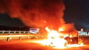 avanza-terbakar-tol-mojokerto.jpg