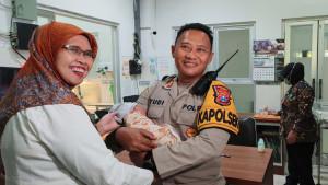 bayi-temuan-Gurah-diserahkan-Dinsos.jpg