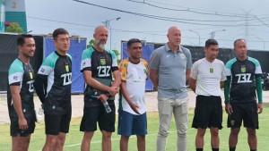 dirtek-PSSI-Alexander-Zwiers-bersama-pelatih-Persebaya-Eduardo-Pere.jpg