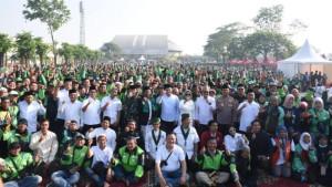 driver-ojek-online-saat-mengikuti-acara-doa-bersama-di-Parkir-Timur-GOR-Sidoarjo-Jumat.jpg
