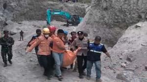 evakuasi-korban-tragedi-longsor-galian-magetan.jpg