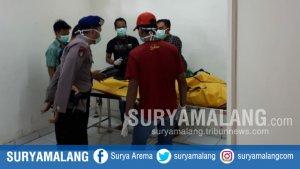 evakuasi-mayat-di-kamar-mayat-rsud-syamrabu-bangkalan.jpg